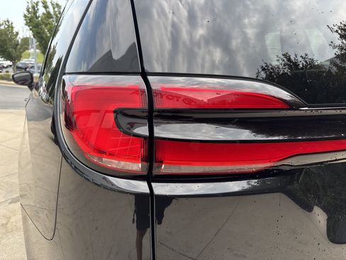 Used 2023 Chrysler Pacifica Touring-L FWD image 11