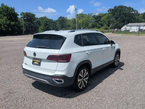 Used 2023 Volkswagen Taos SE FWD image 6
