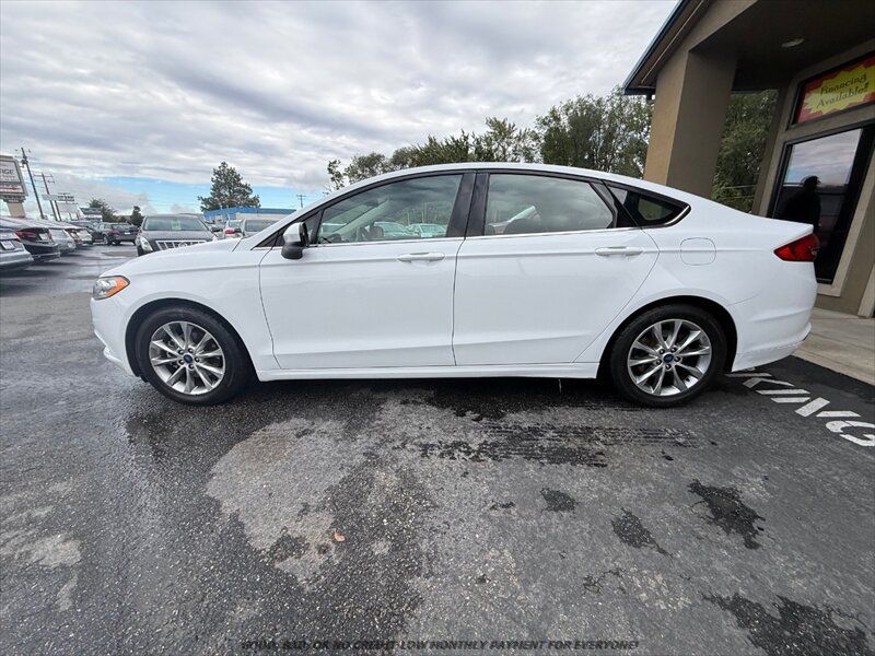 Used 2017 Ford Fusion SE w/ Fusion SE Technology Package FWD image 4