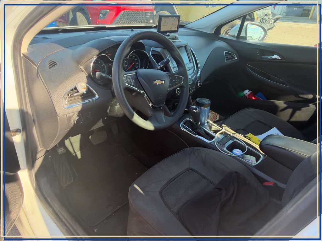 Used 2018 Chevrolet Cruze LT w/ Convenience Package FWD image 2