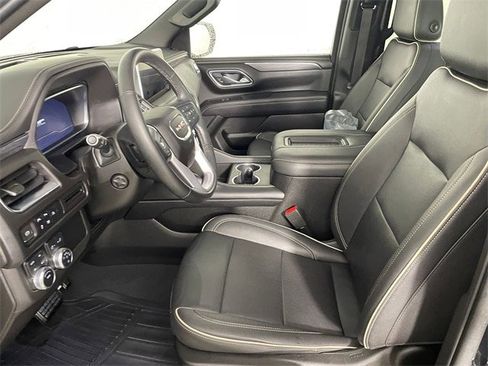 Used 2023 GMC Yukon SLT w/ SLT Luxury Package image 2