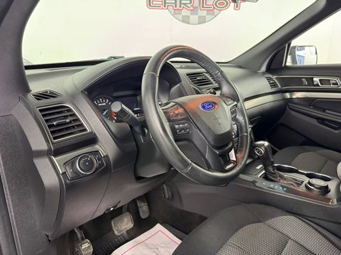 Used 2018 Ford Explorer XLT AWD/4WD image 10
