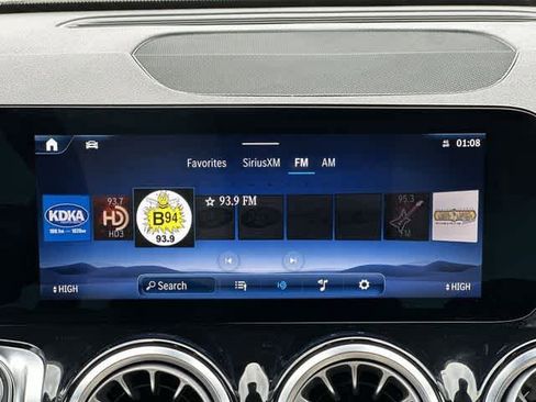 Used 2025 Mercedes-Benz GLB 250 4MATIC image 11