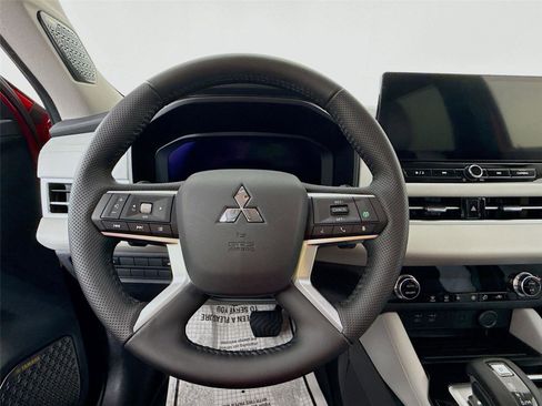 New 2025 Mitsubishi Outlander SE image 11