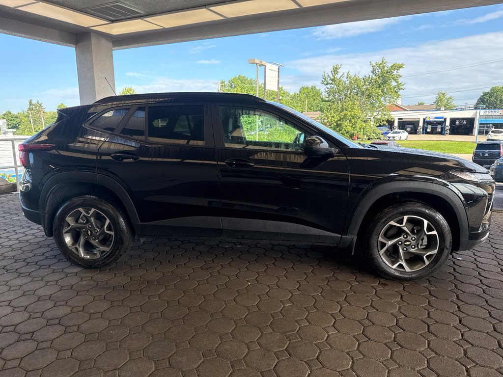 Used 2025 Chevrolet Trax LT w/ Driver Confidence Package FWD image 5