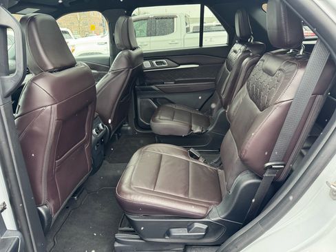 Used 2025 Ford Explorer Platinum w/ Ultimate Package image 9