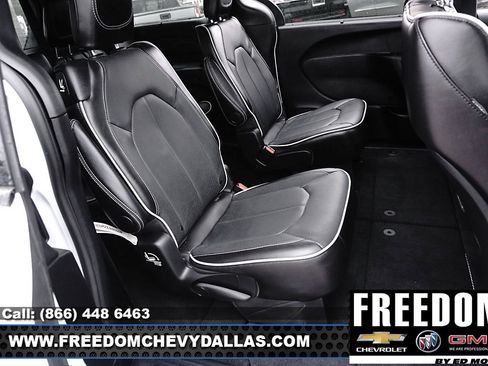 Used 2025 Chrysler Pacifica Limited image 12