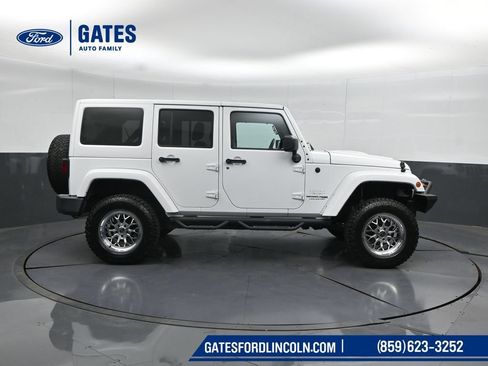 Used 2018 Jeep Wrangler Unlimited Sahara AWD/4WD image 3