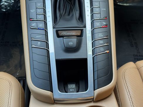 Used 2018 Porsche Macan AWD/4WD image 30