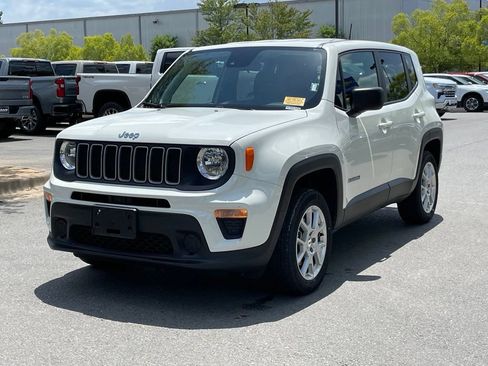 Used 2023 Jeep Renegade Latitude AWD/4WD image 3