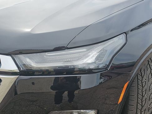 Used 2023 Chevrolet Traverse Premier AWD/4WD image 39