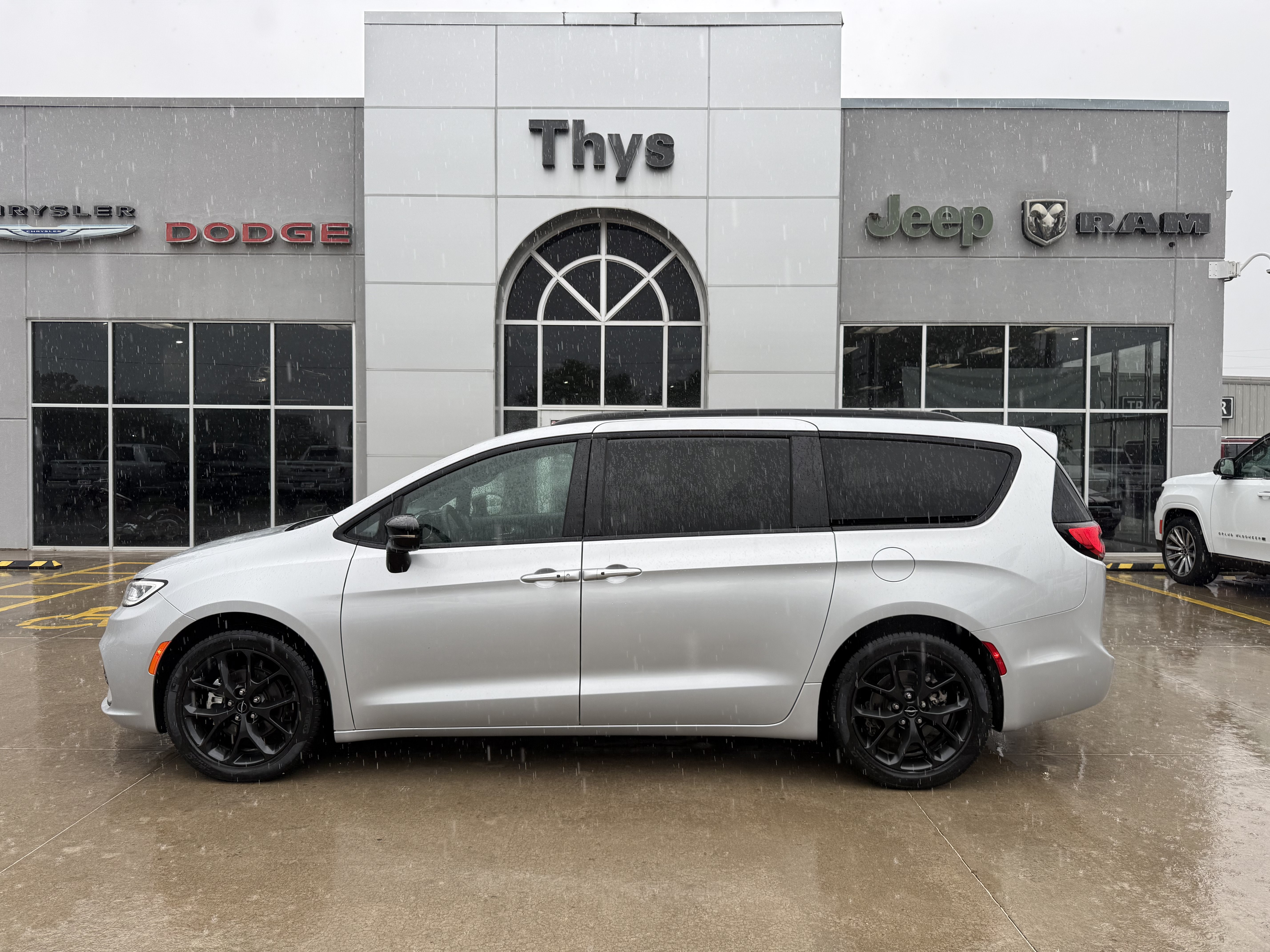 Used 2024 Chrysler Pacifica Touring-L w/ S Appearance Package FWD image 30