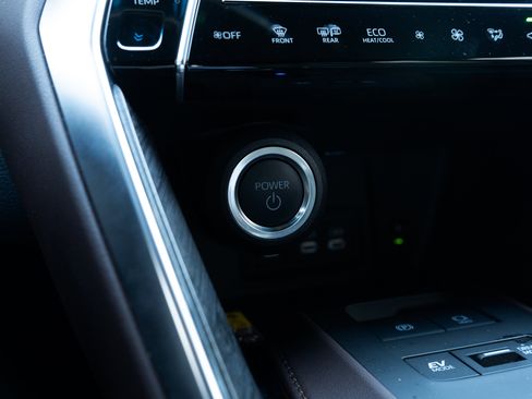 Used 2024 Toyota Venza XLE image 26