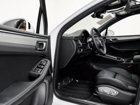 Certified 2026 Porsche Macan AWD/4WD image 9