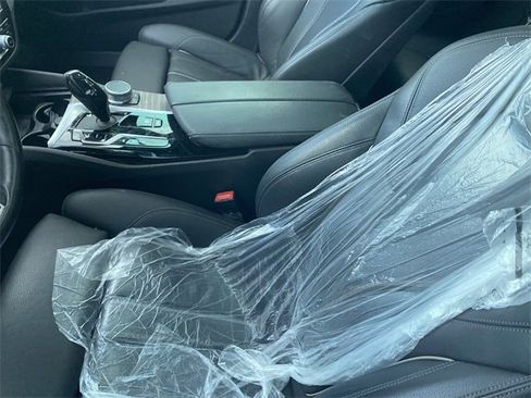 Used 2021 BMW 530e w/ M Sport Package image 10