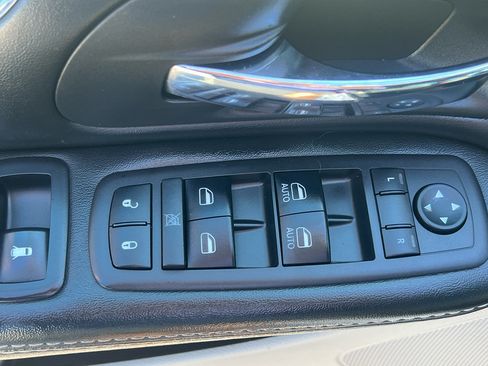 Used 2018 Dodge Grand Caravan SXT w/ Rear Park Assist Package FWD image 12