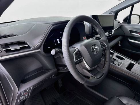 Used 2025 Toyota Sienna XLE Woodland Edition AWD/4WD image 10