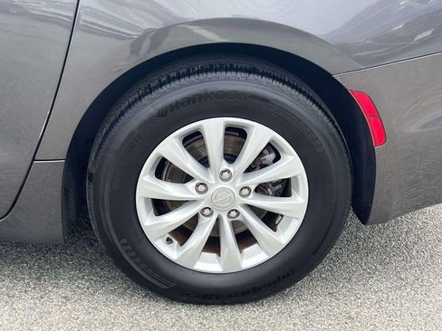 Used 2017 Chrysler Pacifica Touring-L FWD image 10