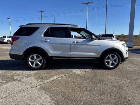 Used 2018 Ford Explorer XLT image 8