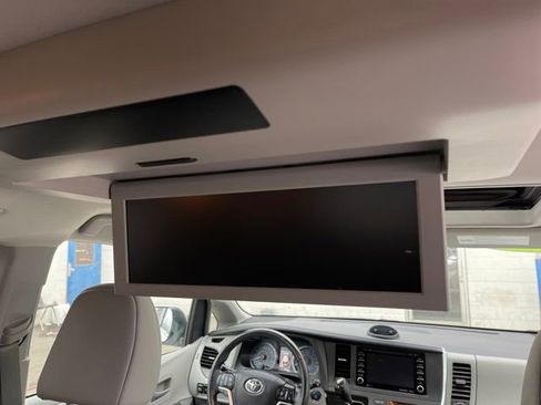 Used 2019 Toyota Sienna XLE Premium image 35