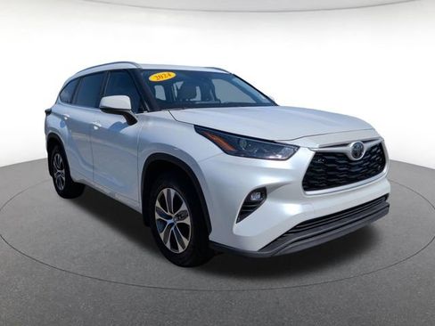 Used 2024 Toyota Highlander XLE FWD image 8
