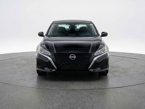 Used 2025 Nissan Altima 2.5 SV FWD image 2