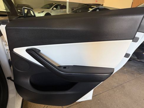 Used 2021 Tesla Model Y Long Range AWD/4WD image 27