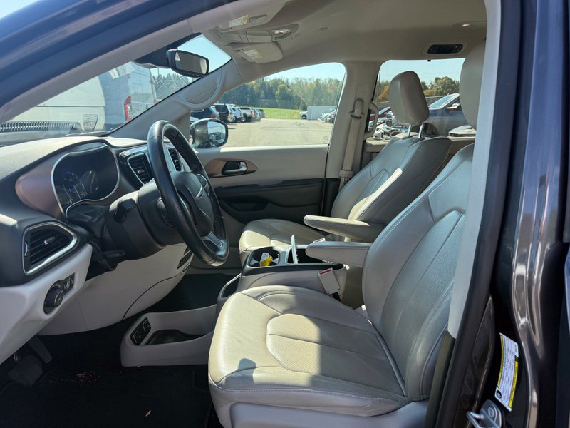 Used 2018 Chrysler Pacifica Touring-L Plus FWD image 3