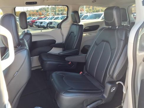 Used 2024 Chrysler Pacifica Touring-L image 6