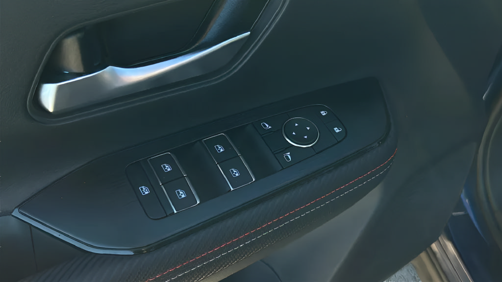 Used 2025 Nissan Kicks SR AWD/4WD image 28