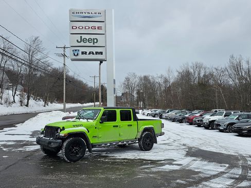 Used 2021 Jeep Gladiator Willys image 1