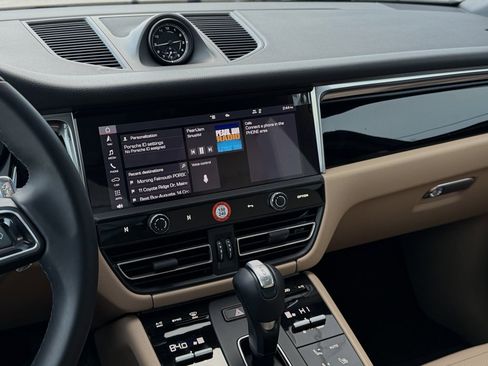 Used 2025 Porsche Macan image 31