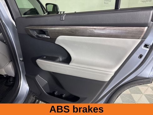 Used 2024 Toyota Highlander Platinum image 26