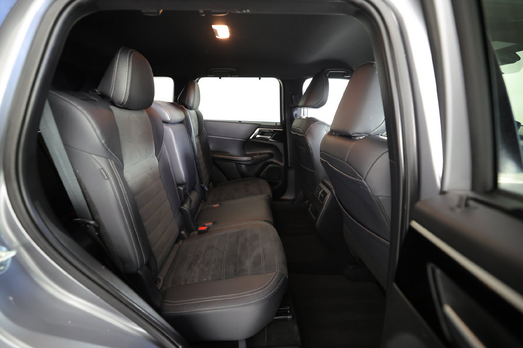 Used 2024 Mitsubishi Outlander SE Black Edition FWD image 11