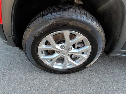 Used 2023 Jeep Grand Cherokee L Limited AWD/4WD image 9