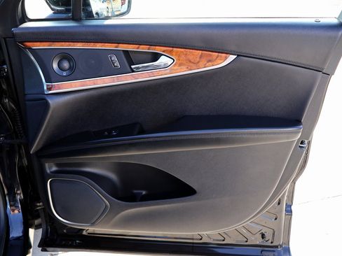 Used 2019 Lincoln Nautilus Reserve image 11