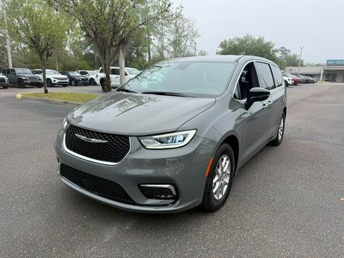 Used 2025 Chrysler Pacifica Select image 1