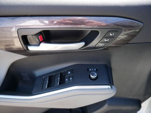 Certified 2024 Toyota Highlander Platinum AWD/4WD image 17