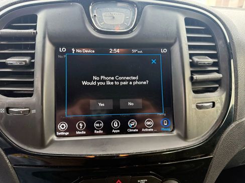 Used 2018 Chrysler 300 S image 27