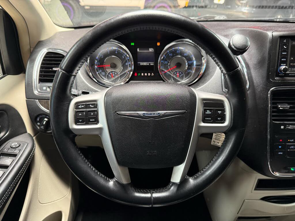 Used 2014 Chrysler Town & Country Touring FWD image 12