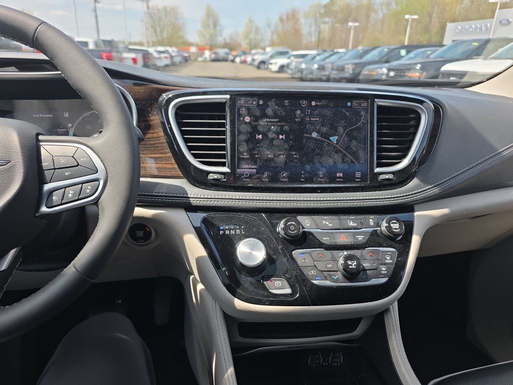 Certified 2024 Chrysler Pacifica Limited FWD image 31