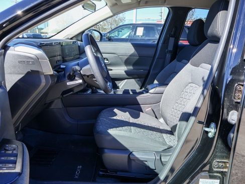 Used 2025 Nissan Kicks SV w/ Charging Package image 7