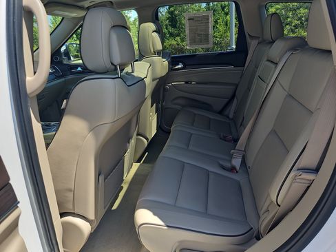 Used 2020 Jeep Grand Cherokee Overland AWD/4WD image 13