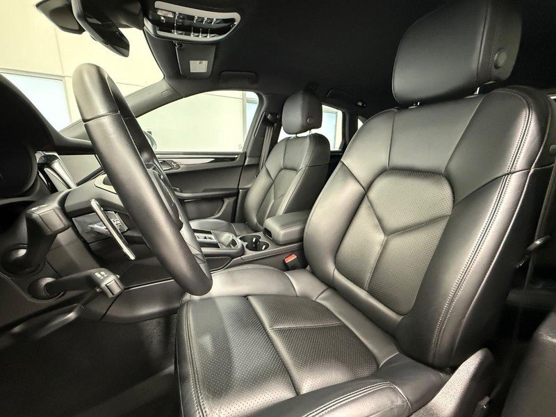 Certified 2025 Porsche Macan AWD/4WD image 5