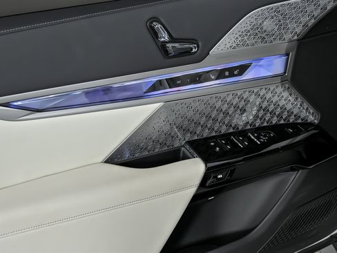 Used 2025 BMW 760i xDrive w/ Executive Package image 17