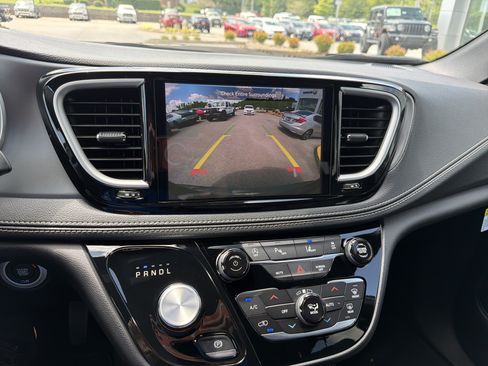 New 2027 Chrysler Pacifica Select FWD image 35
