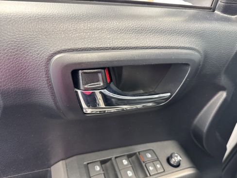 Used 2019 Toyota Tacoma TRD Off-Road image 38