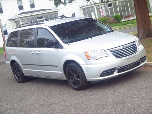 Used 2011 Chrysler Town & Country Touring FWD image 26