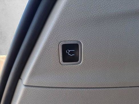 Used 2023 Chrysler Pacifica Touring-L FWD image 7