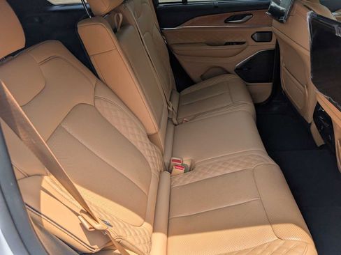 Used 2023 Jeep Grand Cherokee Summit AWD/4WD image 34